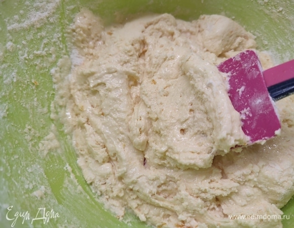 Желтки взбить с сахаром до кремообразного состояния. С апельсина снять цедру и смешать с мукой, разрыхлителем и крахмалом. Всыпать эту смесь в желтки и хорошо перемешать. Сливочное масло растопить, остудить. Добавить к тесту, перемешать. Осторожно ввести белки.