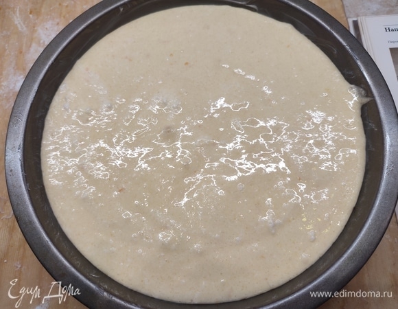 Вылить тесто в форму и выпекать 35–40 минут при температуре 180°C.