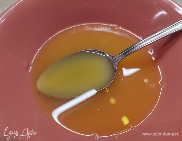 Из апельсина и лимона выжать сок и добавить 1 столовую ложку сахара. Тщательно перемешать.