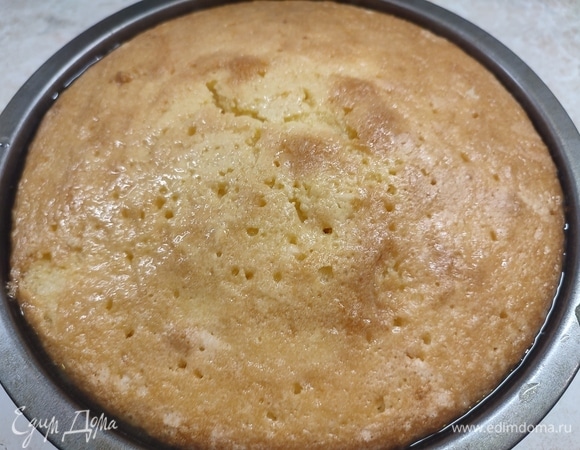 Готовый бисквит часто наколоть шпажкой, залить соком и оставить остывать. Когда выпечка остынет, можно посыпать сахарной пудрой.