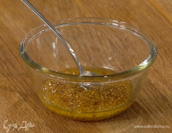 Приготовить заправку: оливковое масло соединить с горчицей, медом и лимонным соком, все перемешать.