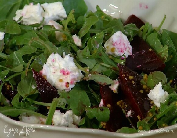 Листья салата выложить в глубокую миску, сверху разложить свеклу, полить все заправкой и украсить разломанным руками козьим сыром.