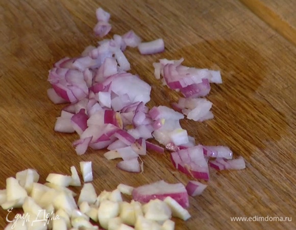 Красный лук и чеснок почистить и порезать не слишком мелко.