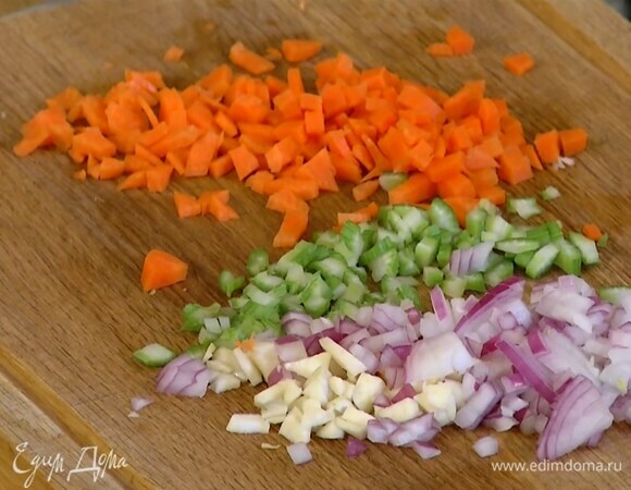 Сельдерей тонко порезать.