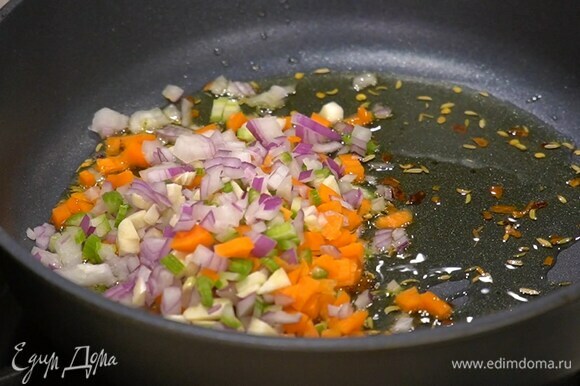 На сухой сковороде слегка прогреть семена фенхеля и паприку, затем влить оливковое масло и обжарить нарезанные овощи.