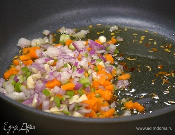 На сухой сковороде слегка прогреть семена фенхеля и паприку, затем влить оливковое масло и обжарить нарезанные овощи.
