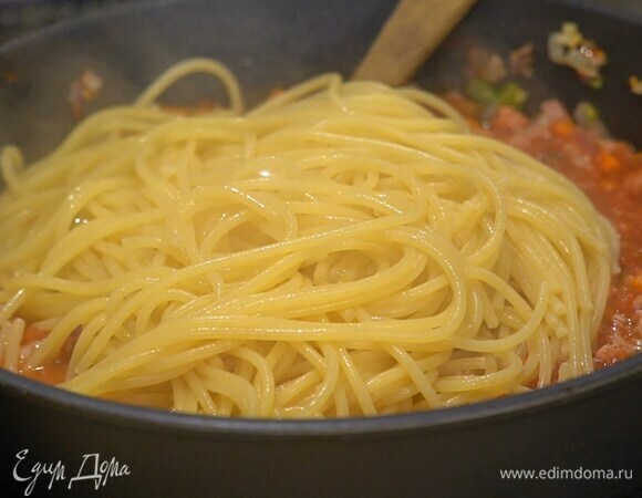 Отваренные макароны добавить в сковороду, все посолить и поперчить, влить белое вино и, помешивая, дать алкоголю выпариться.