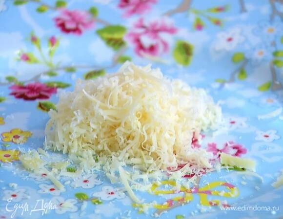 Сыр натереть на мелкой терке, половину добавить в готовую пасту, все перемешать.