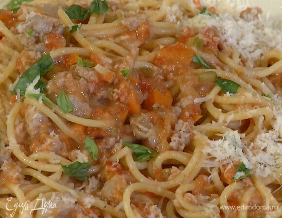 Большую тарелку прогреть и посыпать частью натертого сыра, затем выложить макароны, посыпать порванным руками базиликом и оставшимся сыром.