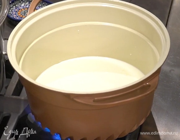 Сливки, молоко и ванильный экстракт влить в кастрюлю с тяжелым дном и прогревать до появления первых пузырьков.