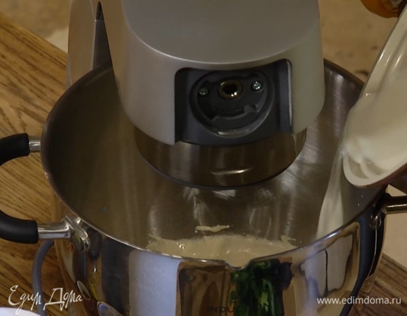 Сахар с желтками взбить в комбайне насадкой-венчиком в пышную массу, затем, продолжая взбивать, тонкой струйкой влить горячие сливки с молоком и взбить еще немного.