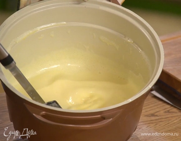 Вернуть сливочную массу в кастрюлю и, непрерывно перемешивая венчиком или силиконовой лопаткой, прогревать на небольшом огне, пока она не загустеет, затем снять с огня и вымешивать еще несколько минут.