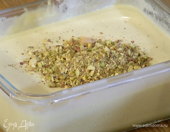 В остывшую сливочную массу добавить измельченные и целые фисташки, вишню, все перемешать и отправить в морозильник.