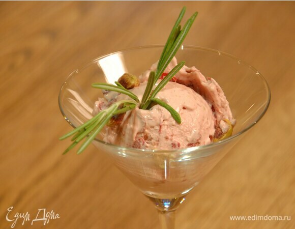 Подавать застывшее мороженое, украсив розмарином.