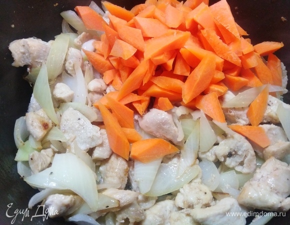 Всыпать морковь, пережарить.