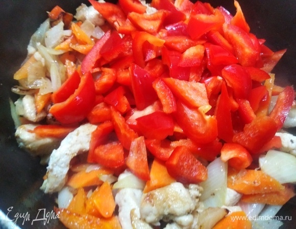 Затем — болгарский перец, пережарить.