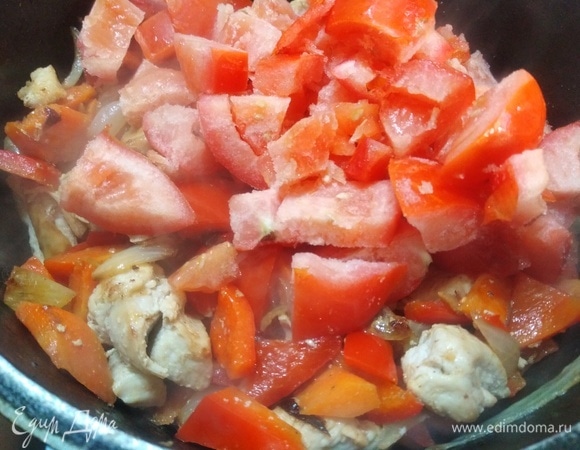 Следом добавить помидоры (у меня замороженные). Жарить смесь 10–15 минут.
