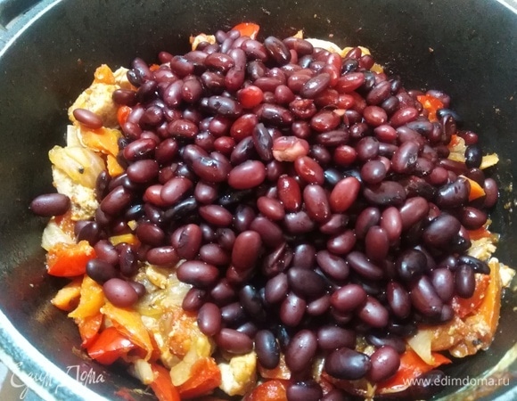 Всыпать отварную фасоль, влить немного отвара от фасоли. Если требуется, посолить.