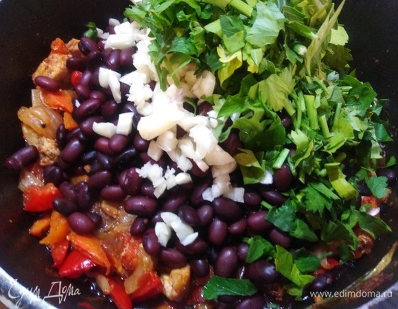 Добавить измельченный чеснок и петрушку.