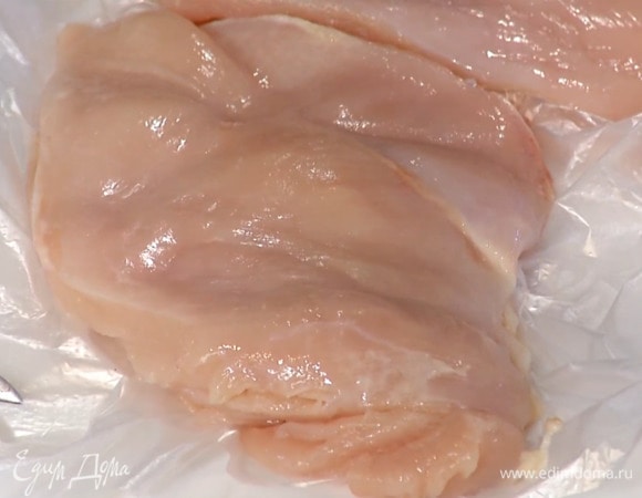 Курицу накрыть целлофаном, отбить скалкой и разрезать вдоль, так чтобы внутри получился карман.