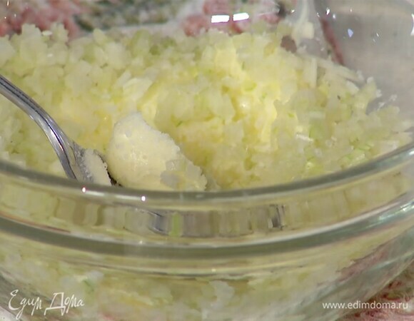 Предварительно размягченное сливочное масло соединить с луком, посолить, поперчить и перемешать.