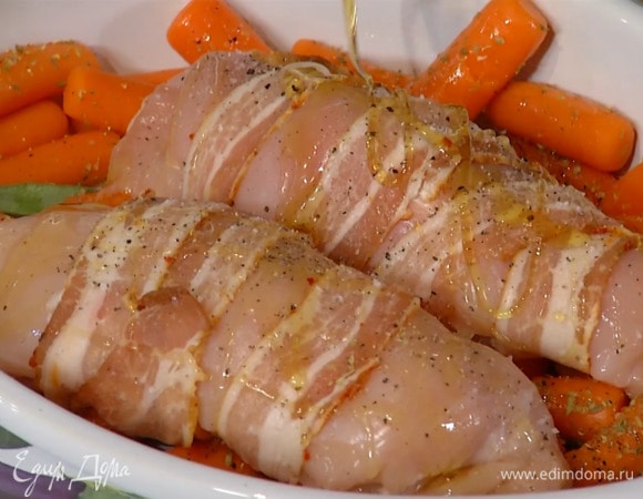 Размороженную морковь поместить в жаропрочную керамическую форму, добавить оставшиеся листья шалфея, посыпать орегано, посолить, поперчить и полить оливковым маслом. Сверху положить фаршированные грудки, еще раз посолить, поперчить и полить медом.