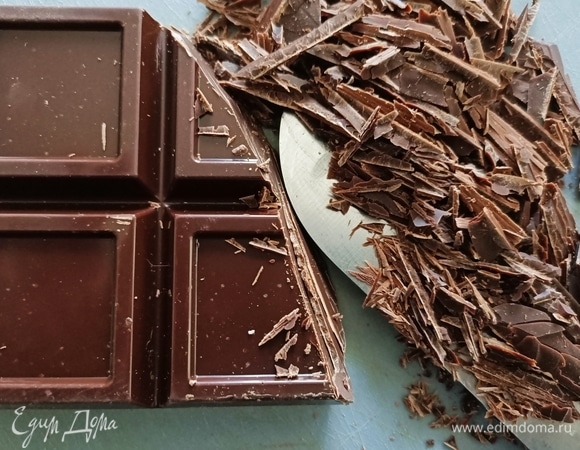 Горький шоколад измельчить и растопить на водяной бане.