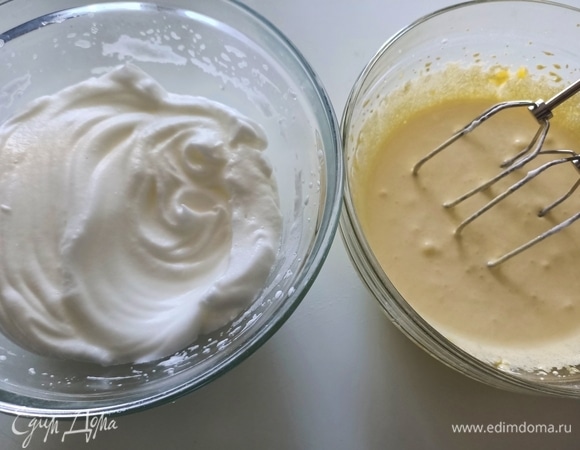Отделить белки от желтков. Белки взбить до твердых пиков. Отдельно хорошо взбить желтки с сахаром.