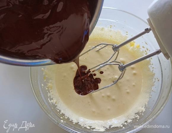 С помощью миксера соединить шоколад и взбитые желтки.