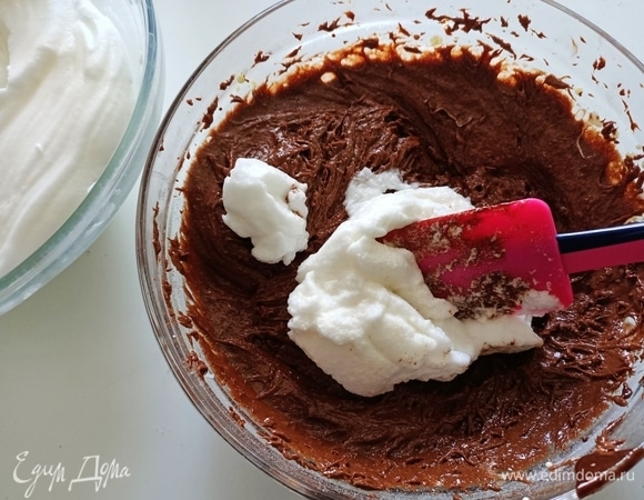 Затем аккуратно с помощью силиконовой лопатки вмешать белок.