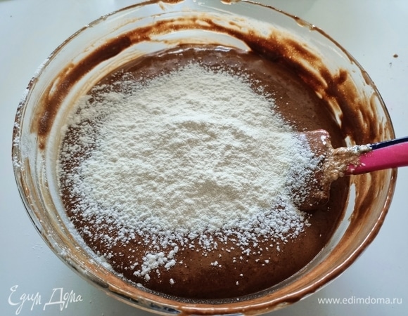 В шоколадную массу добавить просеянную муку и аккуратными движениями снизу вверх перемешать.