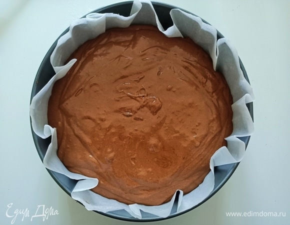 Выложить тесто в форму диаметром 22–24 см и отправить выпекается в предварительно разогретую до 180°С духовку на 25 минут.