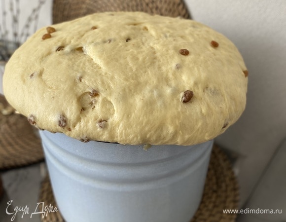 Замес я начинаю в 8 утра. Дрожжи смешиваю с водой и 1 ч. л. сахара, накрываю полотенцем и оставляю подходить до пены. Отделяю белки от желтков. Сахар разделяю на 3 части. Растираю добела 1 часть сахара с желтками. Растираю добела 2 часть сахара с маслом. Миксером взбиваю белки с оставшимся сахаром. Все смешиваю с опарой, оставленной на ночь. Добавляю разведенные дрожжи, соль, в несколько этапов добавляю просеянную муку. Сначала мешаю тесто миксером, когда уже оно становится густым, перекладываю на стол и начинаю месить, постоянно посыпая мукой. У вас должен получиться плотный комок. В процессе добавляем растительное масло.