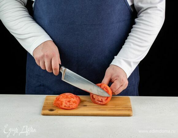 Помидор нарежьте кружками.