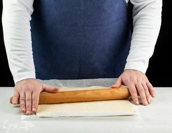 Раскатайте тесто.