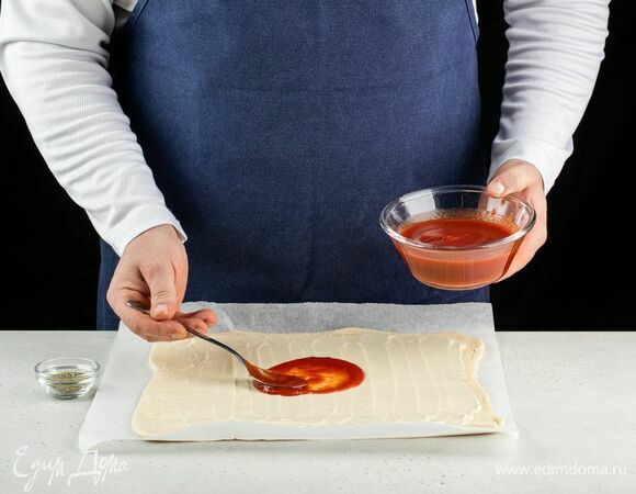 Затем выложите томатный соус, посыпьте прованскими травами.