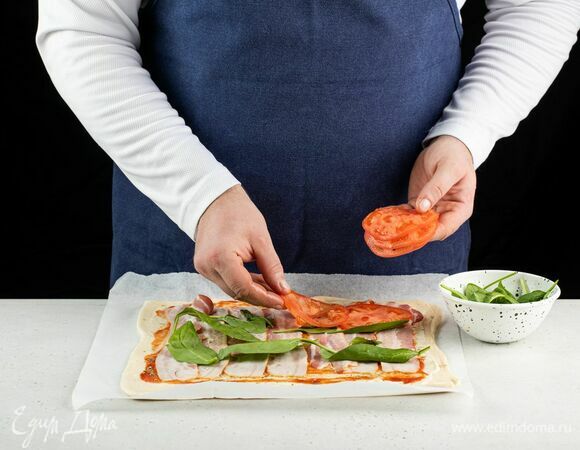 Равномерно распределите ломтики помидора и шпинат.