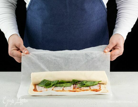 Скатайте тесто в рулет.