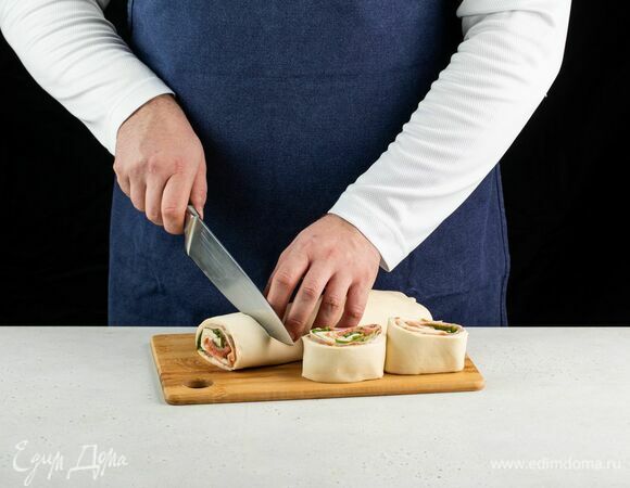 Разрежьте на небольшие кусочки.