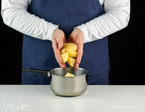 Картофель почистите и отварите.