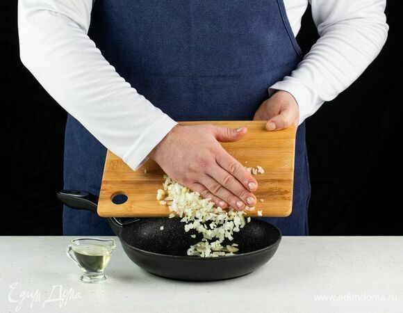 В сковороде разогрейте масло, обжарьте мелко нарезанные лук и чеснок.