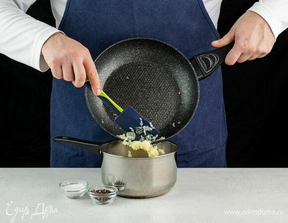 Соедините обжаренные овощи с мятым картофелем, посолите и поперчите.