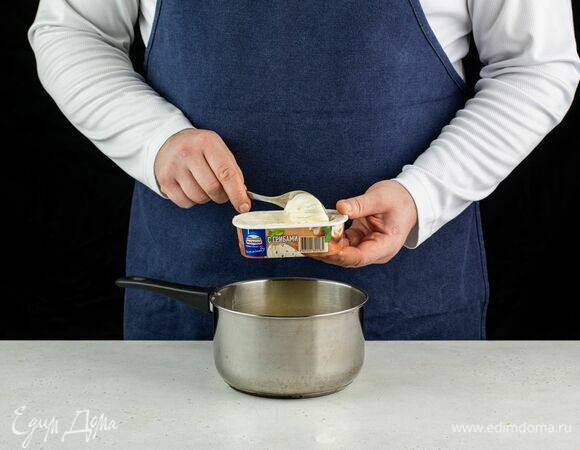 Добавьте плавленый сыр Hochland с грибами.