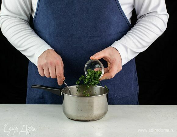 Добавьте рубленую петрушку и перемешайте.