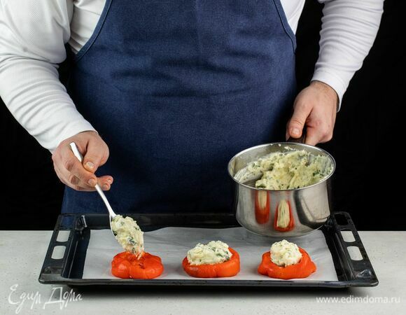 Очистите запеченные перцы от шкурки и семян. Наполните картофельно-сырной массой. Запекайте 10 минут при 180°С.
