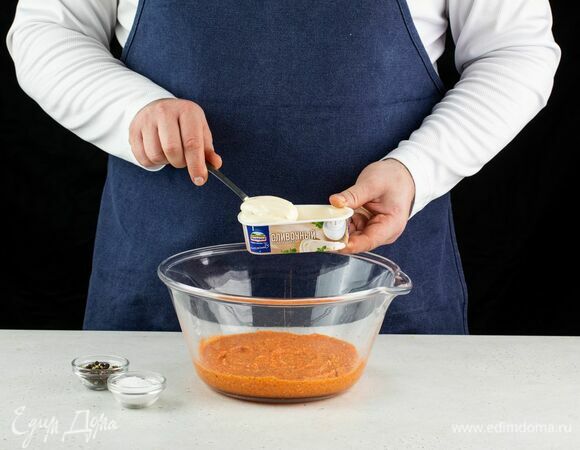 Добавьте плавленый сыр Hochland сливочный, посолите и поперчите.