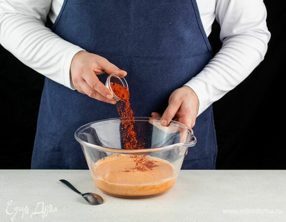 Пробейте блендером до однородной консистенции, добавьте паприку и перемешайте.