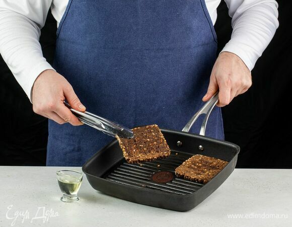 Подсушите ломтики цельнозернового хлеба на сковороде или в тостере.