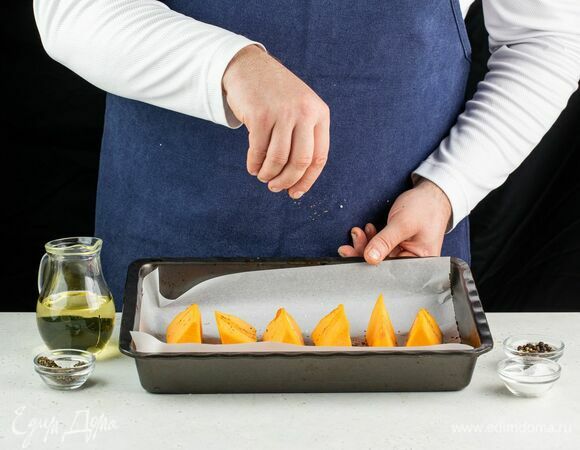 Тыкву нарежьте кубиками. Выложите кусочки на противень, застеленный пергаментом. Сверху посыпьте солью, перцем и сушеным орегано. Сбрызните оливковым маслом.<br />
Поставьте противень в разогретую до 200°С духовку. Запекайте тыкву в течение 20–30 минут до мягкости и золотистого цвета.