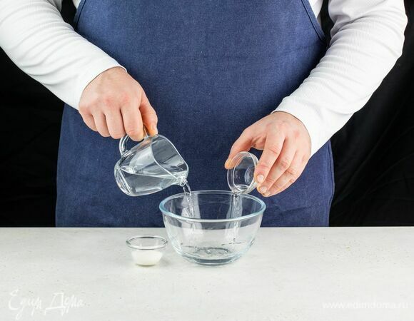 В небольшую емкость налейте воду, добавьте уксус и сахар, перемешайте.